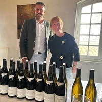 🚗📸 👋 Nat en compagnie de Philippe Pernot, Domaine Pernot Belicard; dont le vin Les Perrières, Puligny-Montrachet, a quelques adeptes parmi les clients de la Maison Moga ! 🤗

☎️ 04 84 51 07 34
.
.
.
.
.
.
.

#maisonmoga #islesurlasorgue #provence #visitprovence #caveavin #vaucluse #luberon #passionvin #fromagerie #caviste #plateaudecharcuterie #fromages #plateaudefromage #philippepernot #pernotbelicard #pulignymontrachet #lesperrieres #pulignymontrachet1ercru