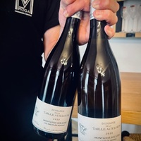 🙌🍇 Domaine de la Taille aux Loups, de Jacky Blot. Appellation Montlouis sur Loire.

💛 Les Hauts de Husseau, un Chenin sec. 
Un nez charmeur et complexe, mais sur un Chenin gourmand ! Des notes de fruits secs et d’agrumes flattent ce Montlouis sur Loire. 
En bouche, l’attaque est pleine de fruits avec de la matière, mais équilibrée grâce aux notes minérales. Les notes de Reine Claude se mêlent aux notes plus exotiques (citron confit, pamplemousse). Une finale sur des superbes amers.

💛 Clos de Mosny, un blanc sec. Un nez discret et subtil, sur une belle minéralité. Notes de cailloux mouillés et de silex. En bouche, le palais est tendu et ciselé. Néanmoins un joli gras se dévoile peu à peu et des notes plus fumées et de brioche apparaissent. Une acidité et une minéralité bien présentes en bouche pour se conclure sur une finale saline presque iodée. 👌

☎️ 04 84 51 07 34
.
.
.
.
#maisonmoga #islesurlasorgue #caviste #caveavin #vinsdeloire #montlouissurloire #whitewine