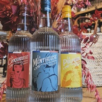 🙌 Made in Agde 🇫🇷, La Mentheuse, fabrique artisanale de crèmes d’antan ! Un digestif rafraîchissant, tout en légèreté et peu alcoolisé mais aussi parfait pour vos cocktails 👌 Ici, l’assortiment de 3 crèmes de qualité (vol.15% ) sans additifs, dans leur jolie bouteille Belle Époque: La Mentheuse (crème de menthe 🍃), la Pulpeuse (crème de citron 🍋 ) & la Croqueuse (crème de pomme 🍎 ).

📝 🍃 La Mentheuse est une crème de menthe peu sucrée, avec une grande puissance aromatique sur la menthe poivrée.
🍎 La Croqueuse est une crème de pomme gourmande mais élégante en bouche. Un bel éventail aromatique de la pomme: acide, caramélisée, suave, fruitée…
🍋 La Pulpeuse est réalisée à base de distillats de citron et de yuzu, d’alcool, d’eau et d’un peu de sucre. Une robe naturelle transparente, légèrement trouble aux reflets lactescents.

☎️ 04 84 51 07 34
.
.
.
.
#maisonmoga #caviste #liqueur #cremedementhe #lamentheuse #islesurlasorgue #luberon #provence #cocktails