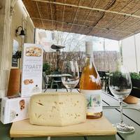🧡ce SAMEDI 19 mars, DÉGUSTATION à la Maison Moga: 
✨un superbe vin naturel du Luberon, Domaine de la Cavalière à Lourmarin; 100% Grenache blanc.
+ 🧀 : tomme de chèvre du Pays Basque ! 👅

☎️04 84 51 07 34
