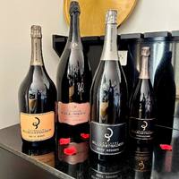 🍾🥂💌 Cette semaine, plongez dans l’effervescence de la Saint-Valentin avec notre sélection de champagnes ✨❤️

🍾 Des bulles élégantes aux saveurs signatures de chaque domaine, une bouteille de champagne est déjà une déclaration en soit ! ☺️

💫 Ruinart, Bollinger, Philipponnat, Billecart-Salmon, Fleur de Miraval, et encore bien d’autres à découvrir dans notre bibliothèque de champagnes au 1er étage de la Maison Moga ! 🫶

💝 04 84 51 07 34