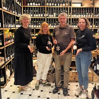 👋 Christophe, vigneron du Domaine Le Van, qui est venu nous livrer ses vins à la Maison Moga ! Le domaine de 9 hectares, à Bédoin, au pied du Mont Ventoux, a été créé dans les années 1920 et certifié Bio depuis 1994. Vendanges manuelles.

🍇 Secret de Juliette. Vin de Pays du Vaucluse. Une robe brillante aux reflets argentés. Un nez éclatant dans un registre floral (mimosa, jasmin) avec une pointe de zeste d’orange et d’épices. La bouche est ronde, avec une belle longueur.
🍇 Alizarine. AOP Ventoux. Une robe intense. Profil original, mêlant rusticité du Carignan bien domestiquée à l’élégance de la Syrah, dans un registre balsamique (iris, cachour, petrichor), avec des notes de viande de grisons. Une bouche ferme et appétente, aux tanins poudrés.
🍇 Maï Veni. AOP Ventoux. Les plus vieilles vignes de Syrah et de Grenache du domaine assemblées après un élevage de 12 mois en fûts de chêne. Un nez éclatant, sur l’ardoise chaude, l’encre d’écolier, le cachou. Une bouche soyeuse et délicate, aux tanins joliment serrés.

☎️ 04 84 51 07 34
.
.
.
.
.
#maisonmoga #cave #caviste #caveavin #islesurlasorgue #vaucluse #provence #rencontrevigneron