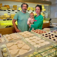 👋 Clara & Sylvain qui nous ont livré leurs magnifiques fromages de chèvre et de brebis ! 🤍

☎️ 04 84 51 07 34
.
.
.
.
.
#maisonmoga #fromagerie #islesurlasorgue #provence #vaucluse #gaecdesperdigons