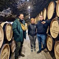 🚗🍇 Direction le Domaine Chavy-Chouet à Meursault.

🍇 Le Domaine est aujourd’hui dirigé par un jeune vigneron Romaric Chavy. Il représente la septième génération de vignerons du domaine. Le domaine dispose de climats prestigieux sur la Côte de Beaune. En blanc, les mots clés sont : pureté, élégance, minéralité, fraîcheur et précision. En rouge, Romaric crée des vins qui allient structure, finesse, fruité et force.

📝 Les 15 hectares du domaine Chavy-Chouet sont sur les plus beaux terroirs de la région. Les parcelles ? De Pommard à Saint-Aubin, en passant par Volnay, Meursault et Puligny-Montrachet… Des noms prestigieux tels que Les Champs-Gain, Les Folatières ou Les Chanlins en font partie. Les vignes sont plantées en chardonnay et pinot noir, à l'exception d'une parcelle en aligoté.

🍇 Le domaine Chavy-Chouet produit 14 appellations en blanc et en rouge, dont 6 sont notées en Premier Cru. Romaric Chavy bénéficie d'un patrimoine de vignes très âgées, ce qui constitue un atout majeur pour élaborer des grands vins aux rendements naturellement limités. Les vignes des villages et premiers crus ont 65 ans d'âge moyen.
